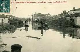 Carte postale datant de 1910, représentant la rue des Chardonnets transformée en rivière lors de la crue de décembre 1910 où l'on voit des personnes se déplaçant en barque