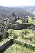 Casernements sud en ruine.