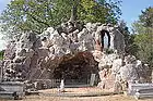 Réplique de la grotte de Lourdes, cimetière.