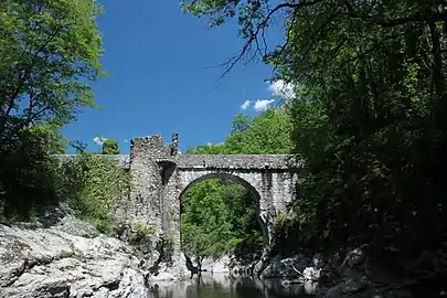 Le pont dit du diable sur l'Ariège à Montoulieu.