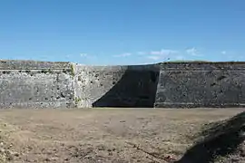 Courtine en cul-de-chaudron, entre bastions de la mer et du port.