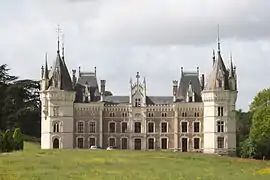 Le château d'Angrie et celui de Chanzeaux, précurseurs de Challain.