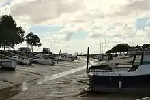 Le port, à marée basse.