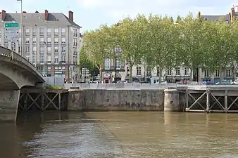 Piles et quai de la rive droite.