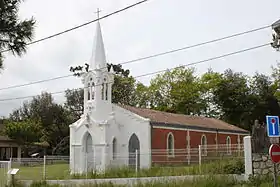 La flèche du clocher de la chapelle.