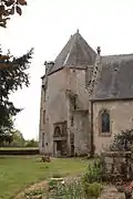 La tour Carrée.À droite, la chapelle.