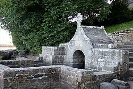 La fontaine de dévotion de Saint-Cado.