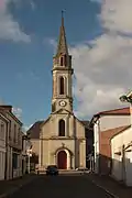 Photo datant de 2013 représentant l'église vue de la rue de Trittau présentant le même cadrage qu'en 1910