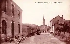 Carte postale datant des années 1910 représentant l'église vue de la route de Vallet