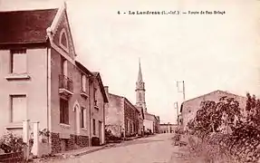 Carte postale datant des années 1910 représentant l'église vue de la rue de Briacé