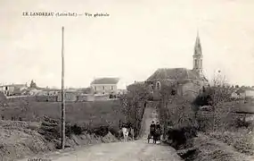 Carte postale datant des années 1910 représentant la rue des Moulins où l'on voit une charrette à chevaux descendant vers le bourg