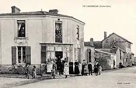 Carte postale datant des années 1910 représentant l'angle de rues de Trittau et des Sports où l'on voit une famille posant dans la rue