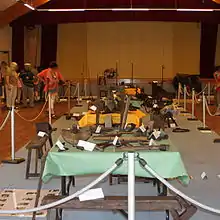 Une table couverte de vieux outils, au milieu de la salle polyvalente, lors de la deuxième exposition du cent-cinquantenaire de la commune
