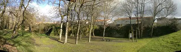 L'ancienne carrière plantée d'arbre et de pelouses transformée en jardin pour enfants