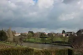 La pièce d'eau vue d'un jardin en hauteur