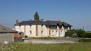 La ferme de la Pilotière vue de trois-quart gauche