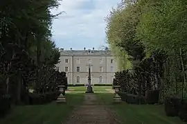 L'allée menant au château empire.