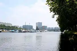 Vue vers le Sud du port-canal. Quai Malakoff à gauche, avec le pont de Tbilissi, le barrage et l'écluse à droite sous le portique.