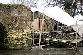 Restauration à la suite de l'effondrement partiel d'une pile et d'une arche (décembre 2014) à cause du creusement du lit dû au tourbillonnement de l'eau créé par la chaussée.