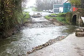 Tranchée faite dans la chaussée pour dévier la Sanguèze le temps des travaux de restauration (décembre 2014).