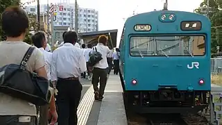 Voie et quai sur la ligne JR Kobe.