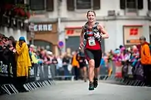 Concurrente à l'arrivée du marathon du Mont-Blanc.