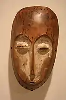 Masque ovale en bois