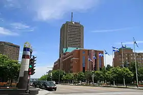 Le monument aux Acadiens, à gauche de l'image.