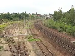 Extrémité sud de la gare.À droite, les deux voies de la ligne Paris – Lille ; au centre, la voie de l'ancienne ligne de La Rue-Saint-Pierre, aujourd'hui utilisée par la ligne Paris – Lille ; à gauche, les voies de débord.