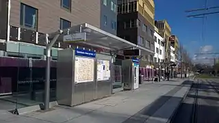 Quai de départ du Terminus Porte de Paris, le long des immeubles en construction lors de l'inauguration de décembre 2014