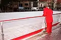 Montage de la rambarde autour d’une patinoire temporaire.