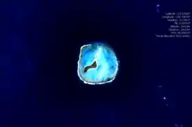 Vue satellite de l’atoll d’Oeno. L’île Oeno à proprement parler est la partie émergée boisée (en vert) de l‘atoll. La fine bande de sable à la pointe nord-est d’Oeno est Sandy Island.