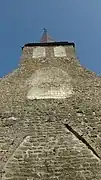 Le clocher de l'église, dont les ouvertures ont été murées.