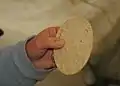 L'intérieur d'un morceau de la gaufre utilisée pour la confection du stroopwafel.