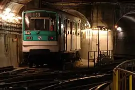 Un métro de type MF 67 dans un raccordement de la station.