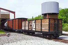 Un wagon tombereau et un couvert Pershing.