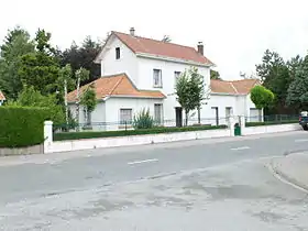 Vue de l'ancien bâtiment voyageurs, reconverti en habitation.