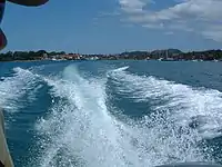 Sillage derrière un bateau rapide.