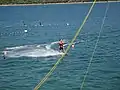 Téléski nautique — wakeboard sur l'île de Krk entre les villes Punat et Krk, en Croatie