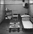 1944 : "Une vue de la cellule d'un détenu à la prison de Wakefield. Le lit, une chaise, plusieurs petites étagères et un seau à ordures sont clairement visibles. Le reste des effets personnels du détenu, comme une paire de chaussures et un peigne, ont été rangés avec soin, prêts à être inspectés. À la craie sur un petit tableau noir, il y a les mots 'savon s'il vous plaît'."