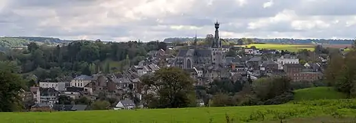 Panorama de la petite ville de Walcourt et sa basilique.
