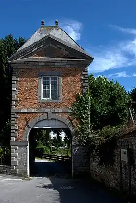 2009 : portail d'entrée de l'ancienne abbaye du Jardinet partiellement détruite.