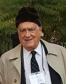 Photo du géographe Waldo Tobler devant la Bibliothèque Newberry, à Chicago (États-Unis)