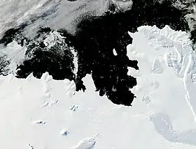 Vue satellite de la baie de l'île du Pin, sur la côte de Walgreen