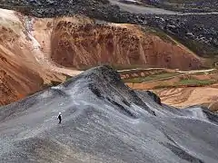 Contraste entre les roches sombres du Bláhnúkur (le pic bleu) et le reste du massif.