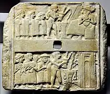 Plaque perforée en pierre montrant deux scènes de libation devant une divinité (sans doute Nanna) et un temple. Ur, v. 2500 av. J.-C. British Museum.