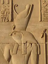 Bas-relief de Haroëris sur les murs du temple de Sobek et Haroëris à Kôm Ombo.