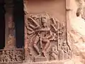 Shiva dansant, tenant le damaru, le serpent, le trident et la vînâ. Parvis droit, regardant l'Est. Grotte 1.