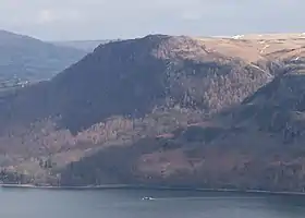 Vue de Walla Crag depuis :Hause Gate (en) sur la rive opposée de la rivière Derwentwater.