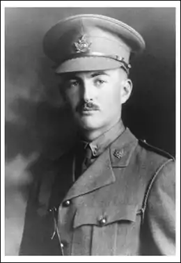 Portrait en noir et blanc d'un militaire en uniforme portant une casquette